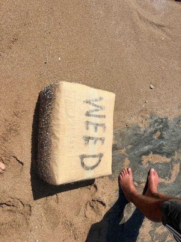 "طرد غامض" على شاطئ نهاريا: نحو 100 كيلوغرام من الحشيش لفظها البحر