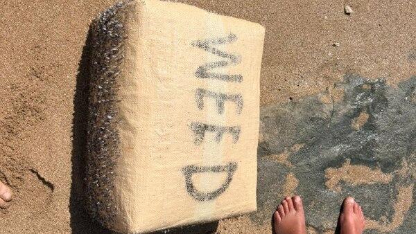 "طرد غامض" على شاطئ نهاريا: نحو 100 كيلوغرام من الحشيش لفظها البحر