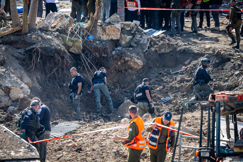 موقع سقوط صاروخ ايراني في موشاف إشتاؤول بمركز البلاد (Flash90) موقع سقوط صاروخ ايراني في موشاف إشتاؤول بمركز البلاد