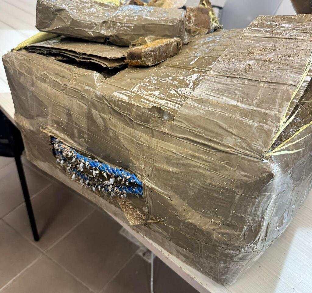 عشرات الكيلوغرامات من مادة يُشتبه بأنها مخدّر من نوع الحشيش في شاطئ نهاريا