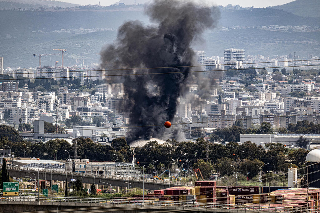 أعمدة الدخان تتصاعد من مصافي النفط في حيفاعقب الهجوم الصاروخي من إيران