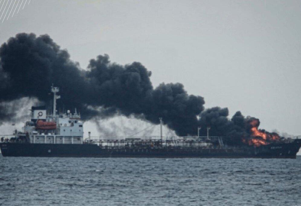 اشتعال النيران في ناقلة نفط كويتية ضخمة في ميناء الإمارات إثر هجوم إيراني