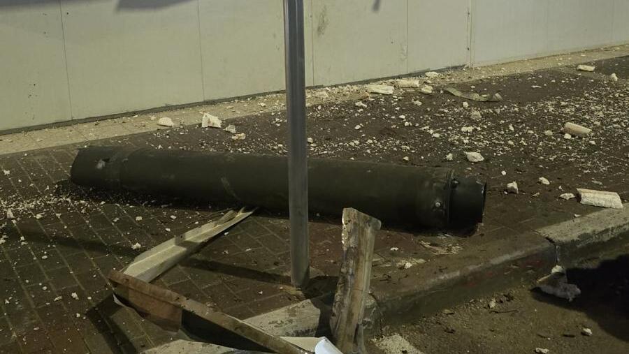 مشاهد أولية سقوط شظايا في منطقة حيفا وتسجيل أضرار بالممتلكات