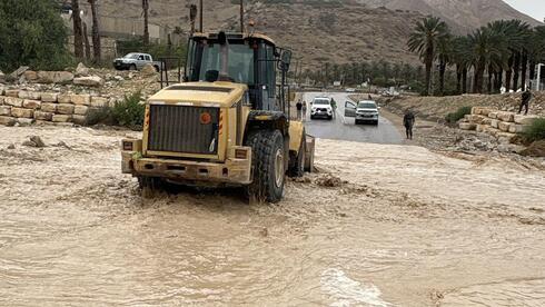 إغلاق مقطع من شارع 90 جنوبًا بسبب الأحوال الجوية: الشرطة تدعو لتجنّب السفر إلى منطقة البحر الميت