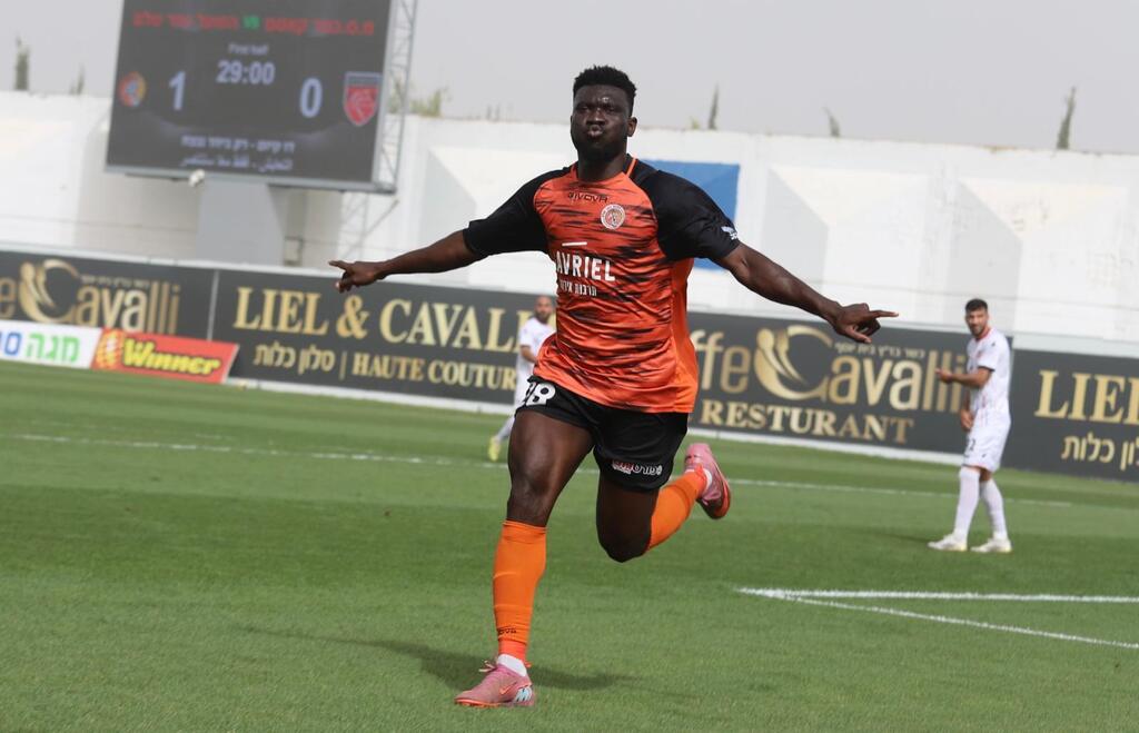 خسارة قاسية لكفرقاسم بثلاثية أمام كفار شاليم ومباراة تتوقف بسبب صافرات الإنذار