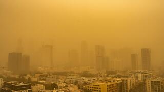الأجواء المغبرة مستمرة وتحذيرات صحية من تلوث مرتفع جدًا في البلاد