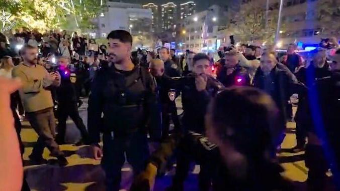 تفريق متظاهرين تجمّعوا في ساحة هبيما في تل أبيب