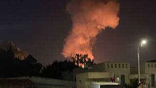 رشقة صاروخية من إيران تهزّ المركز: سقوط رؤوس متفجرة قرب تل أبيب