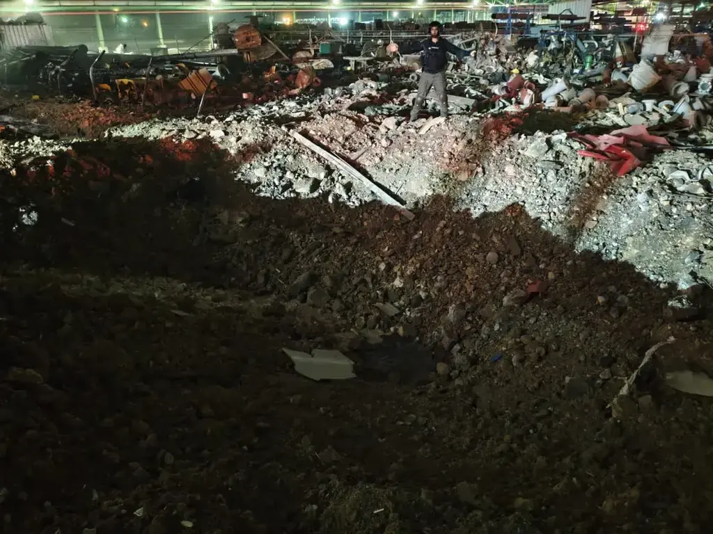 إصابة مصنع في النقب وأضرار واسعة في عدة مدن بعد إطلاق صواريخ ليلًا (تُستخدم هذه الصورة بموجب البند 27 أ من قانون الحقوق الأدبية (2007)) إصابة مصنع في النقب وأضرار واسعة في عدة مدن بعد إطلاق صواريخ ليلًا