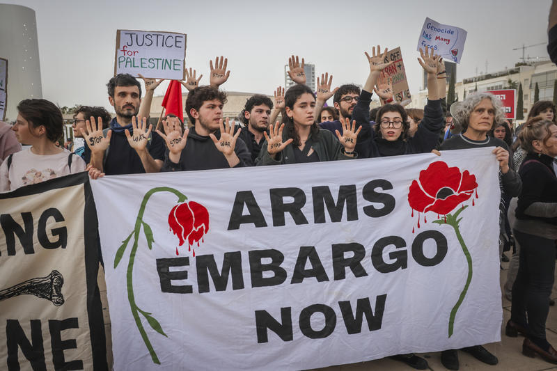 مظاهرة ضد الحرب في ساحة هبيما بتل أبيب