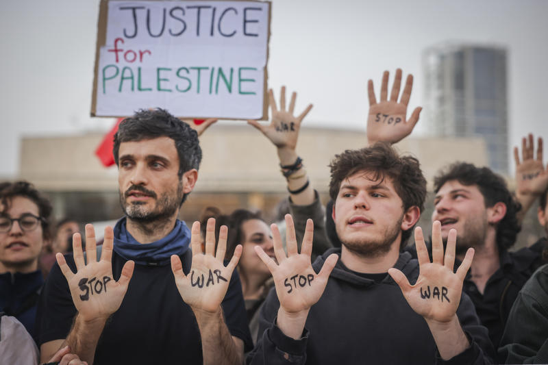 مظاهرة ضد الحرب في ساحة هبيما بتل أبيب