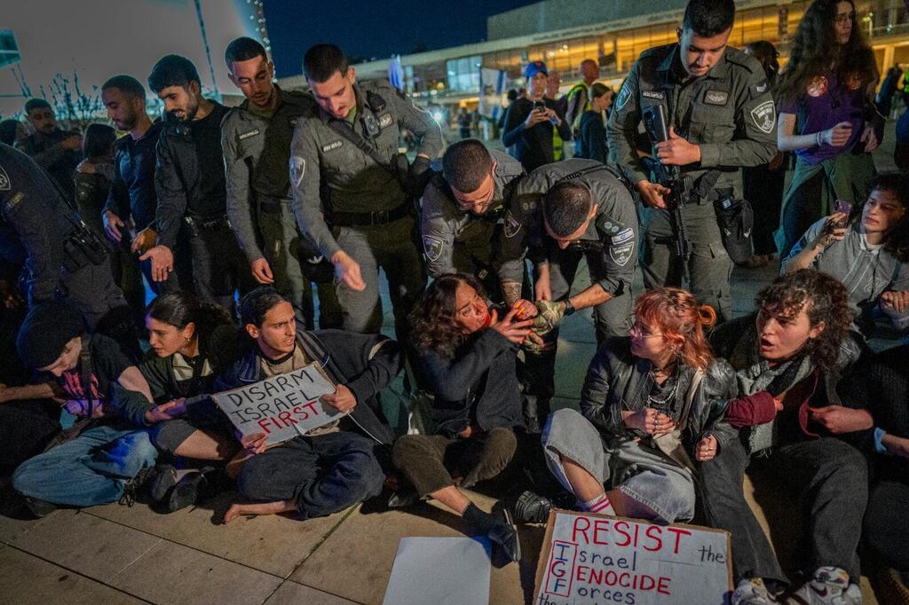 الشرطة تفض مظاهرة ضد الحرب على ايران