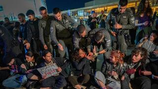 الشرطة تفض مظاهرة ضد الحرب على ايران