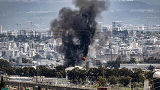حيفا - تصاعد الدخان من مصافي النفط في حيفا عقب هجوم صاروخي من إيران