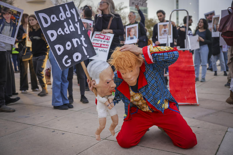 مظاهرة ضد الحرب في ساحة هبيما بتل أبيب