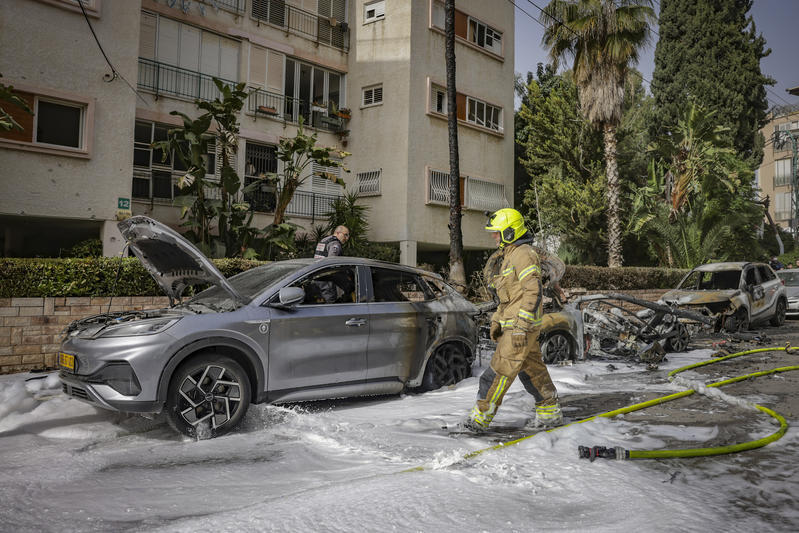 مشاهد من اليوم الـ36 للحرب: رشقات صاروخية مستمرة وأضرار مادية جسيمة ( Flash90) مشاهد من اليوم الـ36 للحرب: رشقات صاروخية مستمرة وأضرار مادية جسيمة