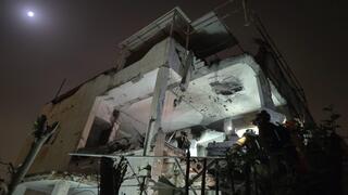 إصابة مصنع في النقب وأضرار واسعة في عدة مدن بعد إطلاق صواريخ ليلًا