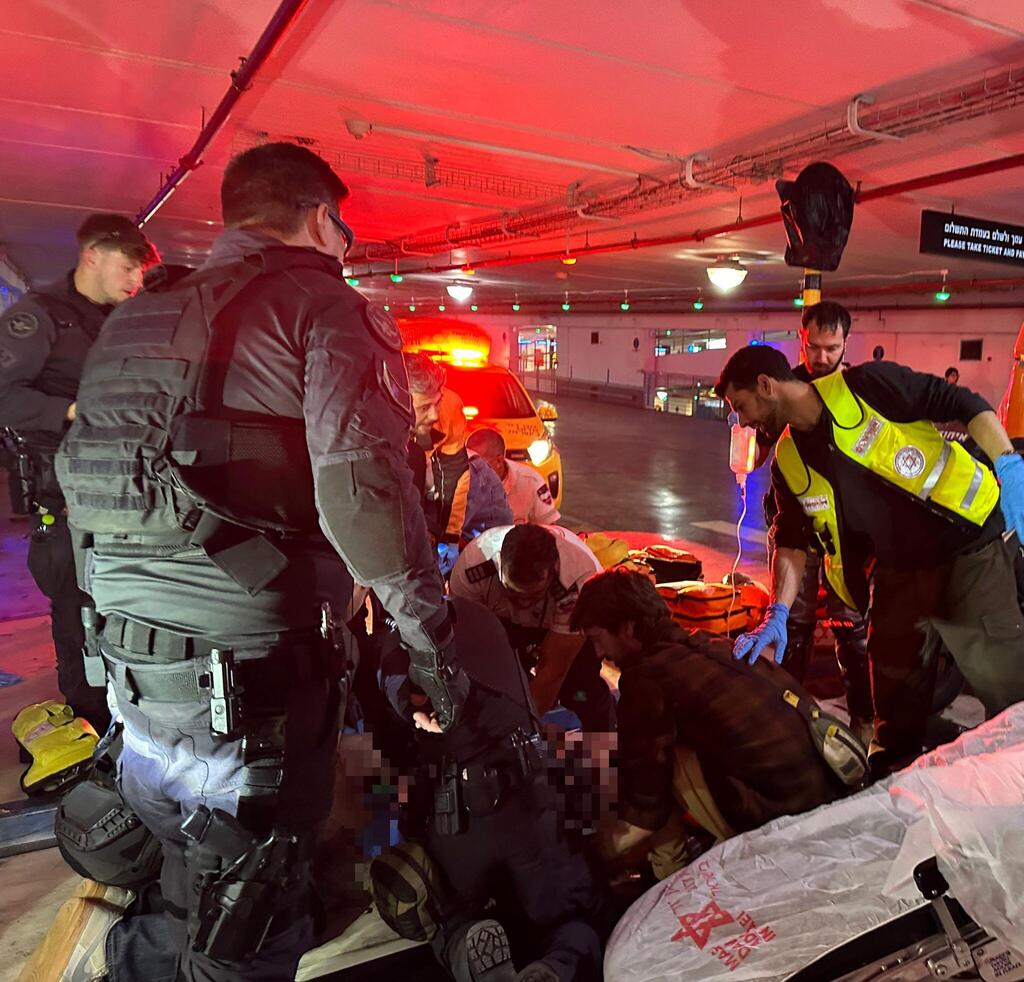 خلال إجراء عمليات الإنعاش للمتظاهر