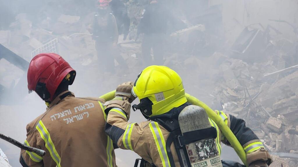 سلطة الإطفاء والإنقاذ: 3 مفقودين في مكان سقوط الصاروخ بحيفا. دمار كبير في المكان