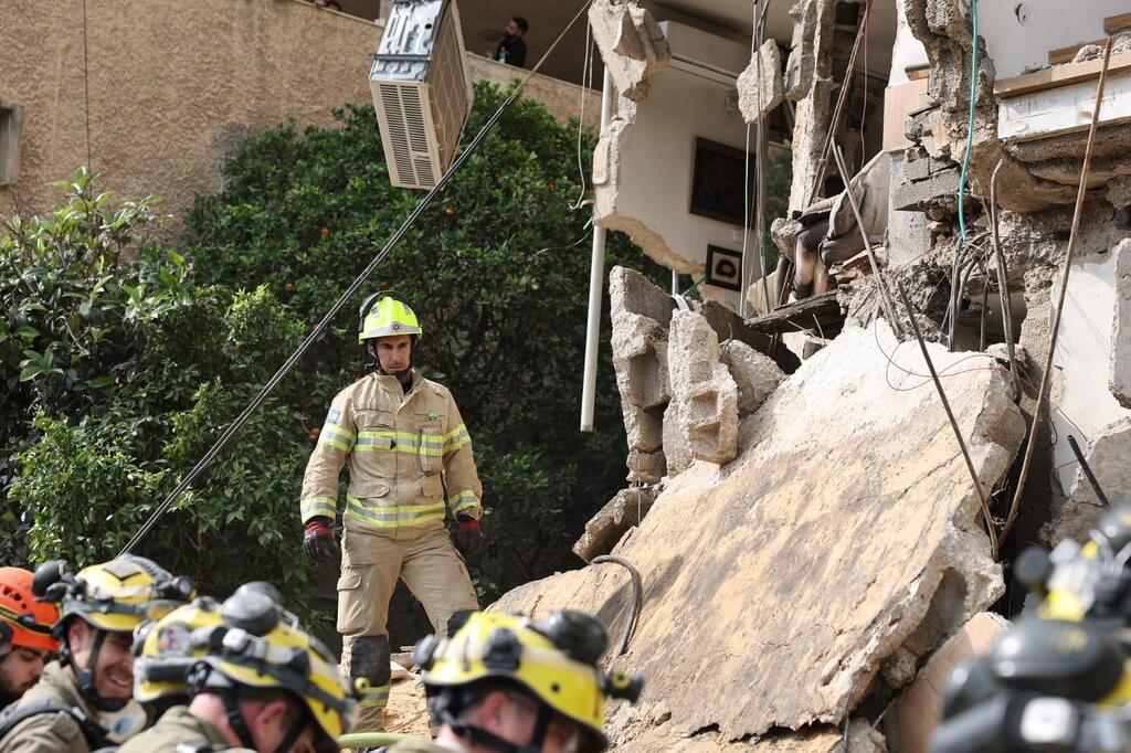 مقتل اثنين وانتشال جثتيهما من تحت الأنقاض في حيفا واستمرار البحث عن مفقودين