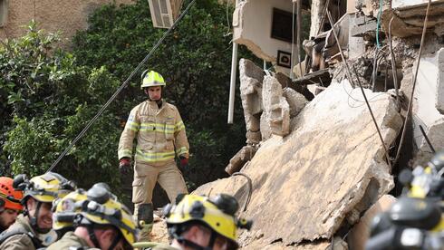 مقتل اثنين وانتشال جثتيهما من تحت الأنقاض في حيفا واستمرار البحث عن مفقودين
