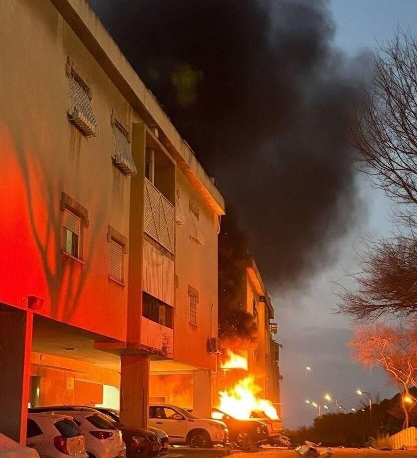 أضرار واسعة بالممتلكات في منطقة حيفا جراء شظايا دون التبليغ عن وقوع إصابات حتى اللحظة