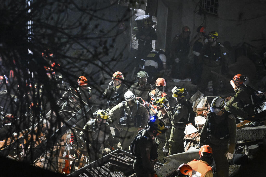 بحث عن 4 عالقين تحت الأنقاض في حيفا إثر صاروخ إيراني أصاب مباني سكنية