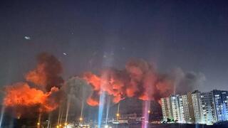 مشاهد لانفجارات ضخمة تهز مناطق جنوبي أصفهان ومطارها الجوي إثر هجمات إسرائيلية أمريكية