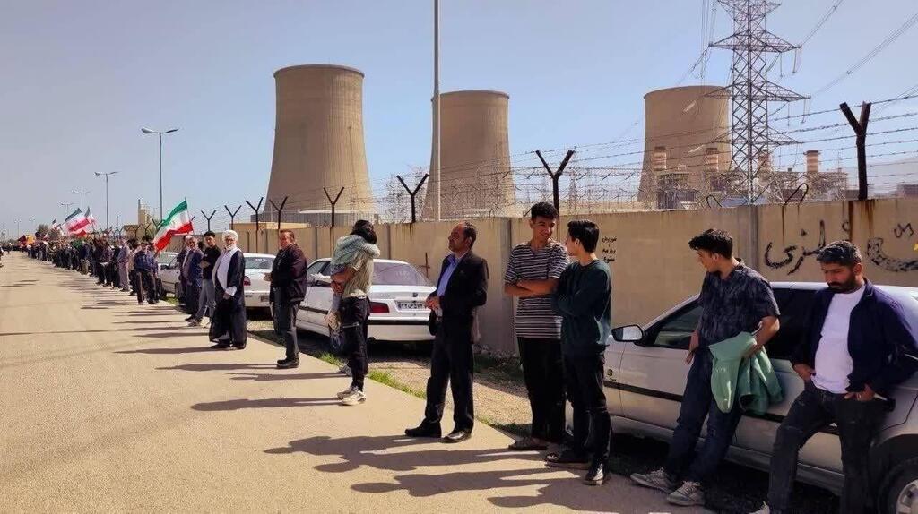  مواطنون إيرانيون يشكّلون "سلاسل بشرية" 