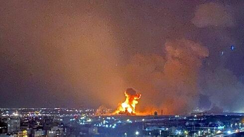 تقارير عن غارات واسعة في مدينة أراك في إيران 