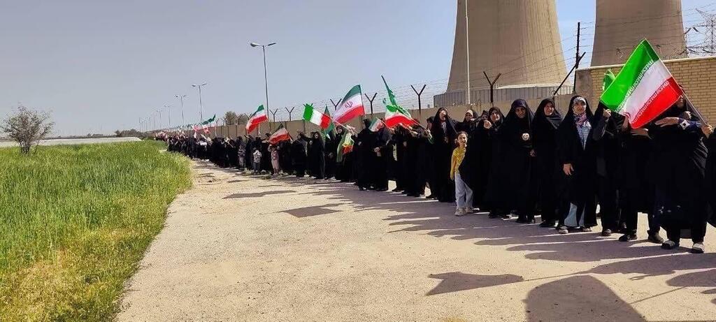  مواطنون إيرانيون يشكّلون "سلاسل بشرية" 