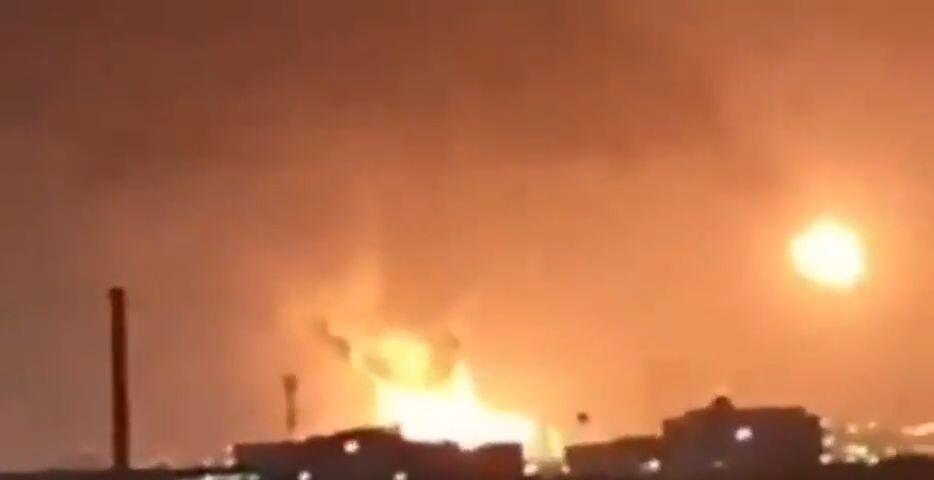  اشتعال النيران في مدينة الجبيل الصناعية في السعودية عقب استهدافها بصواريخ باليستية من إيران