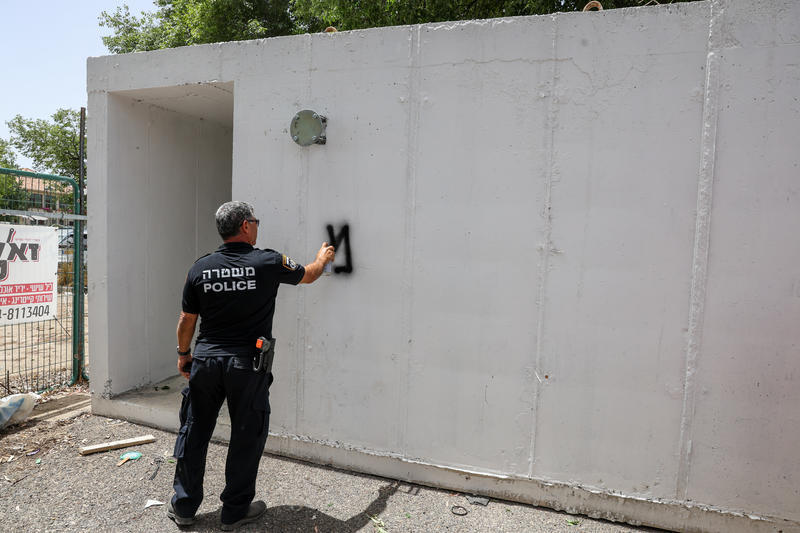 الشرطة تقرّر شراء 49 غرفة تحصين إضافية (Flash90) الشرطة تقرّر شراء 49 غرفة تحصين إضافية