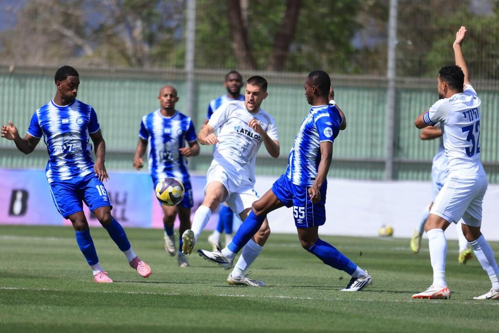  نواف بزيغ يقود مكابي بيتح تكفا لتعادل مثير أمام كريات يام 2-2 