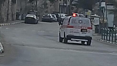 جريمة عنف في معاوية تسفر عن إصابة شاب بجراح خطيرة