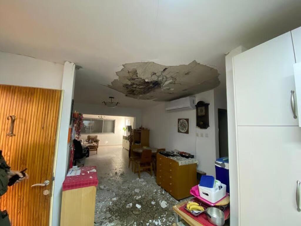 الشمال يشتعل مجددًا صفارات الإنذار تتوالى (تُستخدم هذه الصورة بموجب البند 27 أ من قانون الحقوق الأدبية (2007)) الشمال يشتعل مجددًا صفارات الإنذار تتوالى