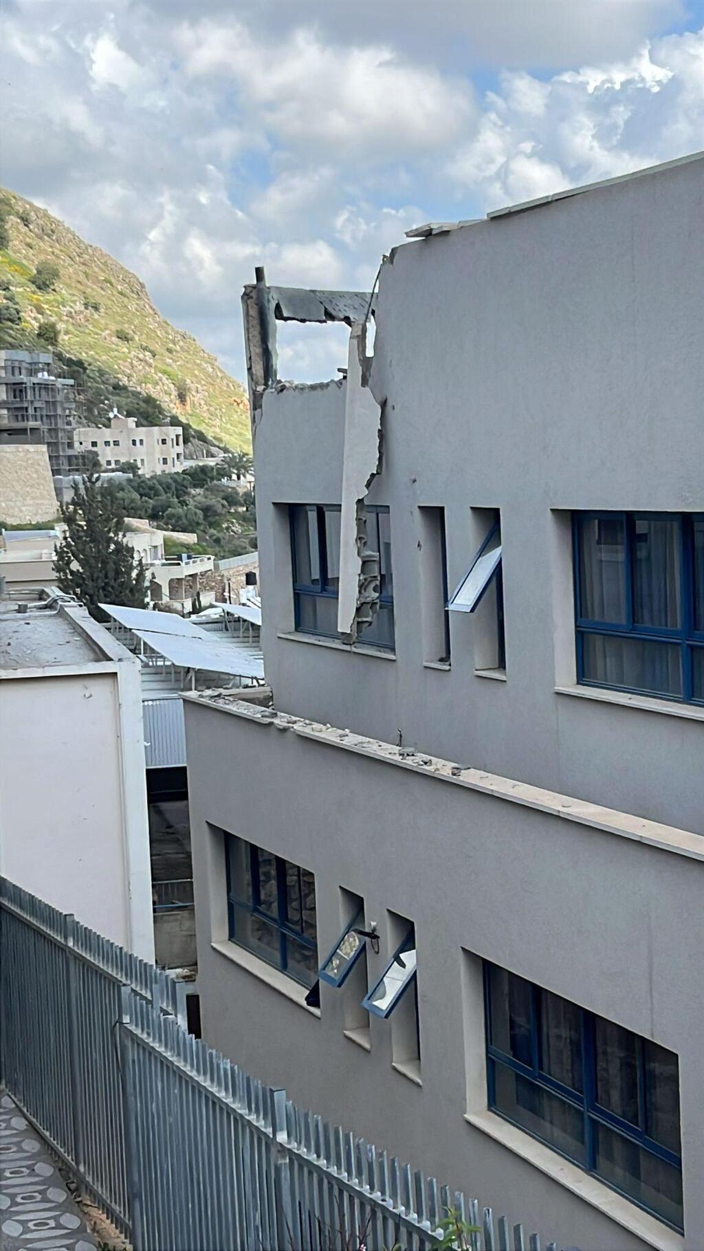 أضرار في مدرسة بدير الأسد إثر سقوط شظايا صاروخ أُطلق من لبنان