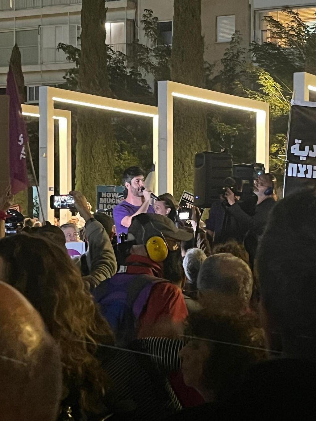 آلاف المتظاهرين في تل أبيب ضد "حرب الحكومة الأبدية" (نقف معًا) آلاف المتظاهرين في تل أبيب ضد "حرب الحكومة الأبدية"