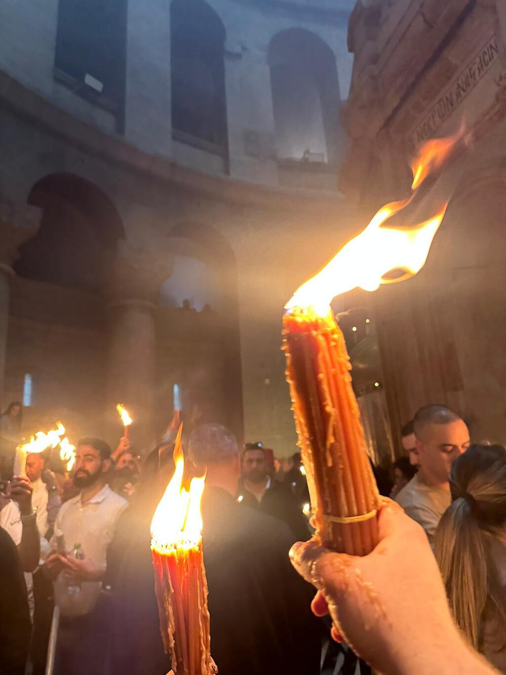 بدء مراسم سبت النور في كنيسة القيامة وسط حضور واسع من الحجاج والمؤمنين