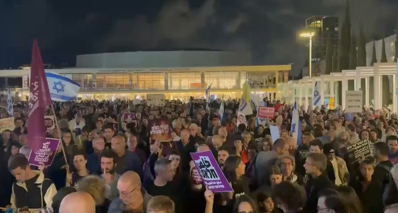 آلاف المتظاهرين في تل أبيب ضد "حرب الحكومة الأبدية" (نقف معًا) آلاف المتظاهرين في تل أبيب ضد "حرب الحكومة الأبدية"