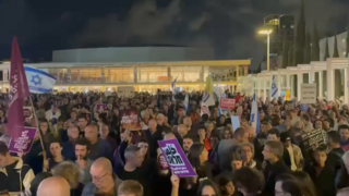 آلاف المتظاهرين في تل أبيب ضد "حرب الحكومة الأبدية"