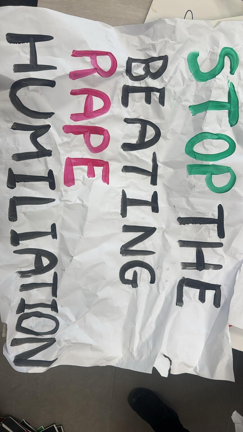 اللافتات التي صادرتها الشرطة