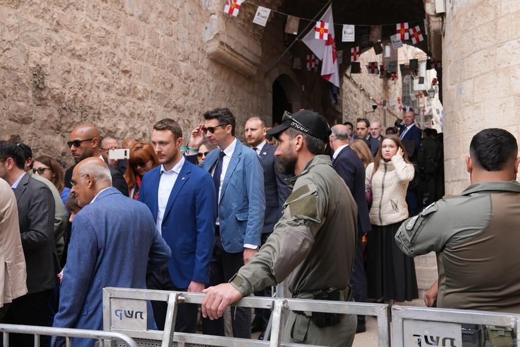 الاستعداد لدخول لكنيسة القيامة لإحياء سبت النور