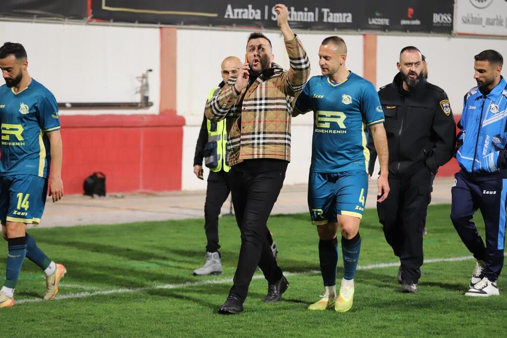 توتر غير مسبوق يوقف مباراة مكابي الرينة واتحاد سخنين لدقائق بعد احتجاجات حادة على قرار تحكيمي مثير للجدل.