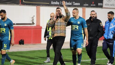 توتر غير مسبوق يوقف مباراة مكابي الرينة واتحاد سخنين لدقائق بعد احتجاجات حادة على قرار تحكيمي مثير للجدل.