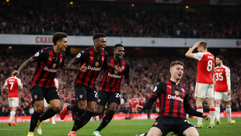 آرسنال يخسر أمام بورنموث 2-1 ويشعل صراع القمة في الدوري الإنجليزي