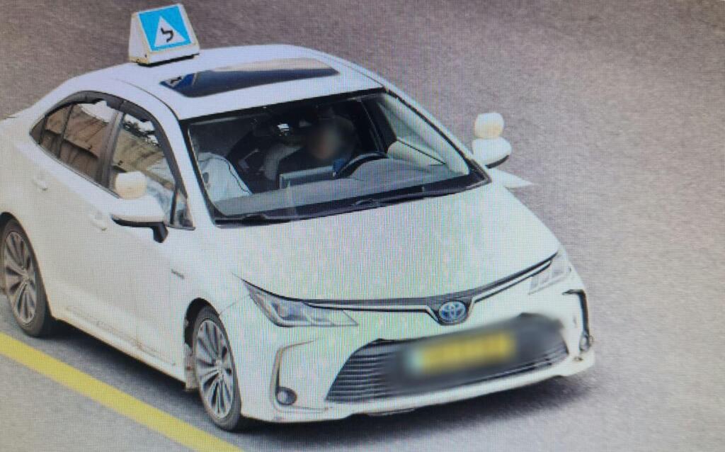 معلّم قيادة وتلميذه يوثَّقان باستخدام الهاتف أثناء الدرس قرب الناصرة