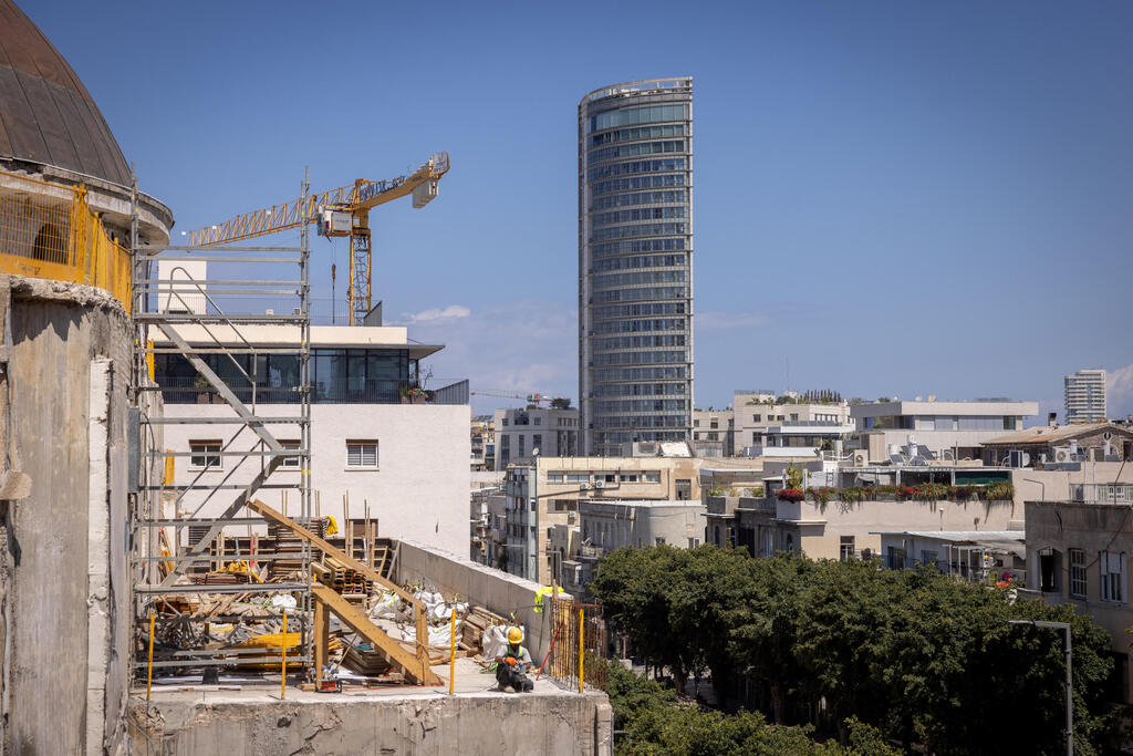 أعمال ترميم في تل أبيب لإصلاح الأضرار الناجمة عن الهجمات الصاروخية من إيران