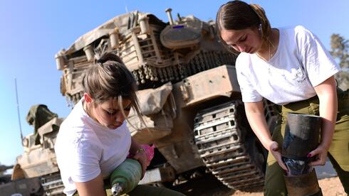 جنديات في الجيش الاسرائيلي  