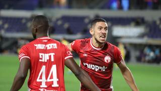 محمد ابو رومي يحتفل مع فريقه هبوعيل بئر السبع فوزه يوم امس 3-1 على مكابي تل ابيب